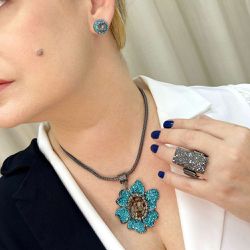 Maxi colar de flor azul com pedra black diamond 13750