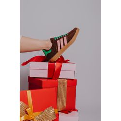 Tênis Marrom Camurça com Listras Rosa e Detalhes e... - Talline Sapatilhas Atacado