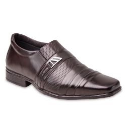 Sapato de couro com sola costurada, detalhe em metal e design trabalhado, transmitindo estilo, durabilidade e sofisticação.