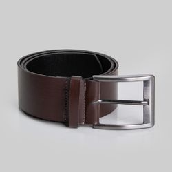 Cinto masculino café, detalhe da fivela.