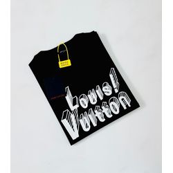 CAMISETA LOUIS VUITTON MALHA CHINESA - SP GRIFES - Camisetas Importadas no Atacado