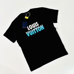 CAMISETA LOUIS VUITTON MALHA CHINESA - SP GRIFES - Camisetas Importadas no Atacado