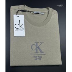 Camiseta CK Malha Sofit Chumbo Com Detalhes Escrit... - BEM VINDOS 