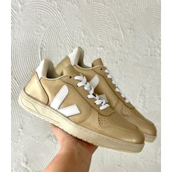 TENIS VERT V-10 DOURADO E BRANCO - V10P-01 - BEM VINDOS 