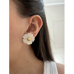 Brinco Flor G Madrepérola Banhado a Ouro - 2786 - Tutto Acessórios