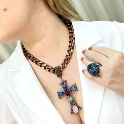 colar crucífixo com pedras azuis e vinho 12650