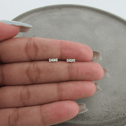 BRINCO MINI LACINHO ZIRCÔNIA CRISTAL DE TARRAXA BA... - C Martiniano Joias