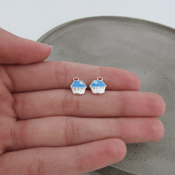 BRINCO INFANTIL CUPCAKE RESINADO NA COR AZUL COM C... - C Martiniano Joias