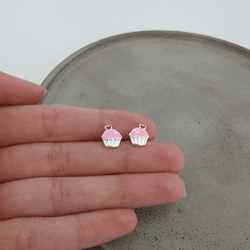 BRINCO INFANTIL CUPCAKE RESINADO NA COR ROSA COM C... - C Martiniano Joias
