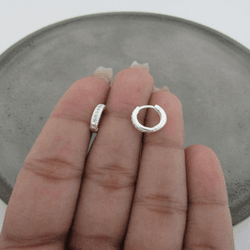 ARGOLINHA MÉDIA COM MINI ZIRCÔNIAS CRISTAL DE CLIC... - C Martiniano Joias