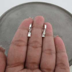 ARGOLINHA PEQUENA LISA COM UMA ZIRCÔNIA CRISTAL PE... - C Martiniano Joias