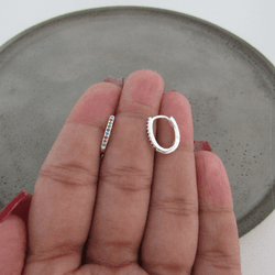 ARGOLINHA PEQUENA OVAL COM ZIRCÔNIA COLORS DE CLIC... - C Martiniano Joias