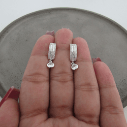 ARGOLINHA COM 3 FILEIRAS DE ZIRCÔNIASE COM UMA ZIR... - C Martiniano Joias
