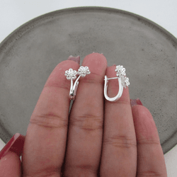 ARGOLINHA OVAL COM FLORZINHA DUPLA COM ZIRCÔNIA VA... - C Martiniano Joias