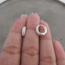 BRINCO ARGOLINHA 11MM DE CLICK CRAVEJADA ATRÁS VAZ... - C Martiniano Joias