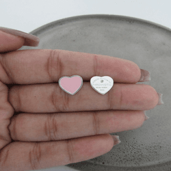 BRINCO CORAÇÃO TIFFANY UM LADO RESINADO ROSA E OUT... - C Martiniano Joias