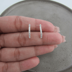 Brinco TraÇo Curvado Com Mini ZircÔnia Cristal De ... - C Martiniano Joias