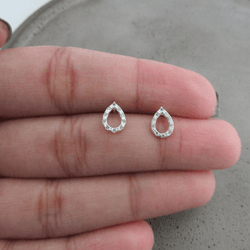 Brinco Gota 8mm Vazada Trabalhada Com Mini Zirconi... - C Martiniano Joias
