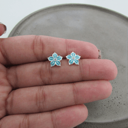 Brinco Flor 5 Pentalas Resinadas Azul Miolo Zirc D... - C Martiniano Joias