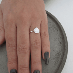 ANEL INFANTIL CUPCAKE RESINADO COR BRANCO COM CORA... - C Martiniano Joias