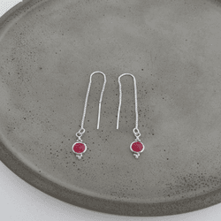 BRINCO FIO PASSANTE PEDRA NATURAL RUBI MINI DETALH... - C Martiniano Joias