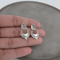 BRINCO GOTA PEDRA NATURAL QUARTZO ROSA COM DETALHE... - C Martiniano Joias