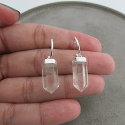 Argola 12mm Com Pedra Natural Cristal Pendura - 26... - C Martiniano Joias