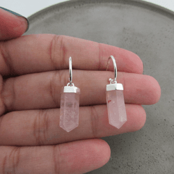 Argola 12mm Com Pedra Natural Quartzo Rosa Pendura... - C Martiniano Joias
