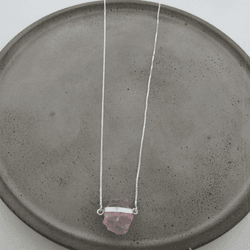 Colar Pedra Natura Bruta Quartzo Rosa Veneziana - ... - C Martiniano Joias