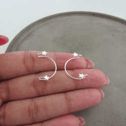 PAR DE PIERCING FAKE LISO COM 2 ESTRELINHAS LISAS ... - C Martiniano Joias