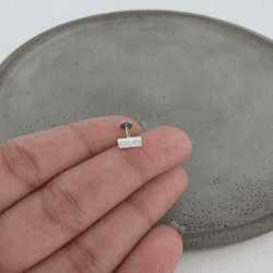 PIERCING TRÁGUS RETÂNGULO COM 3 MINI ZIRCÔNIAS BOR... - C Martiniano Joias