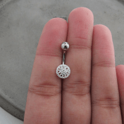 Piercing Umbigo Circulo Cravejado Com Flor Zirconi... - PRATAS POMPOSA
