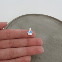 PINGENTE INFANTIL CUPCAKE RESINADO NA COR AZUL COM... - C Martiniano Joias