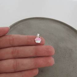 PINGENTE INFANTIL CUPCAKE RESINADO NA COR ROSA COM... - C Martiniano Joias