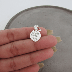 PINGENTE PLACA OVAL MENINA LASER E CORAÇÃO DE ZIRC... - PRATAS POMPOSA