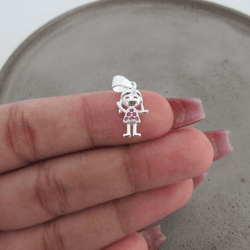 PINGENTE MENINA VESTIDO COM 6 MINI ZIRCÔNIAS NA CO... - C Martiniano Joias