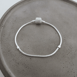 Pulseira Pandora Fio Rigido Fecho Oval Cravejado 2... - C Martiniano Joias