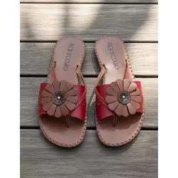 Sandália Rasteira em Couro Vermelho Conhaque - Flor de Couro | Sandálias e Botas Femininas