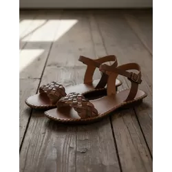 Sandália Rasteira em Couro Conhaque Café - Flor de Couro | Sandálias e Botas Femininas