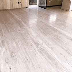 Marmore travertino escovavado resinado - 90x90cm - Plaza Revestimentos 
