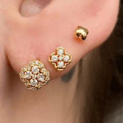 Brinco de trio de flor em zircônias - B85889 - Lojas das Revendedoras