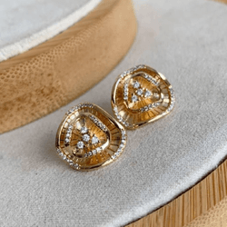 Brinco de flor trabalhada - B85933 - Lojas das Revendedoras