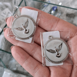 PINGENTE REDONDO ESPIRITO SANTO C RESINA ML6025 C/... - Metal Light