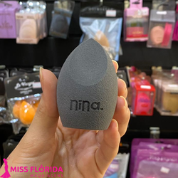 Esponja para base cinza Nina MakeUp - MISS FLÓRIDA MAQUIAGENS