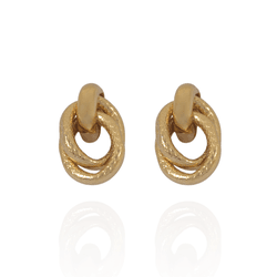 Brinco Dois Elos Texturizados Banho de Ouro 18K - ... - Kumbayá Joias