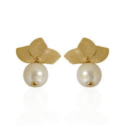 Brinco Floral com Pérola Banho de Ouro 18K - JBR20... - Kumbayá Joias