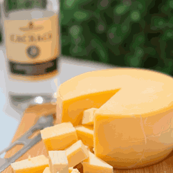 Queijo Artesanal Maturado na Cachaça Alambique (So... - Queijaria Dona Monica 
