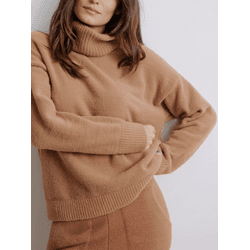 Blusa Fio Nuvem Lisa C/ Gola Removível Nori Carame... - STILOMOR