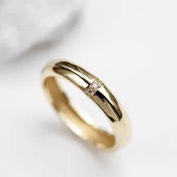 Alianças ouro 18k abaulada com três pedras de bril... - Almeida Prada