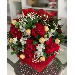 Buquê de Rosas de Ferrero Rocher - CAFECOMPAO I Cestas de Café da Manhâ Curitiba